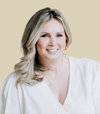 Portrait of Lyndsay Hart, REALTOR®.